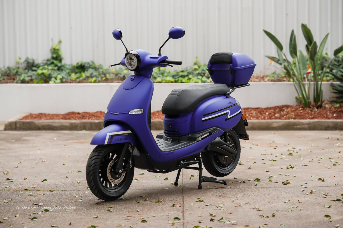 FONZ MY26 Arthur Z Series S.E. electric scooter in Electric Blue – front view with top case
