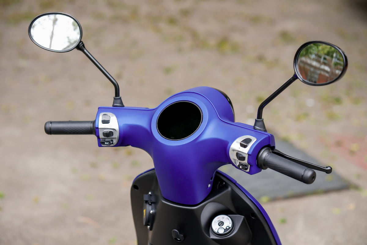 FONZ MY26 Arthur Z Series S.E. electric scooter in Electric Blue – rider's view of handlebars