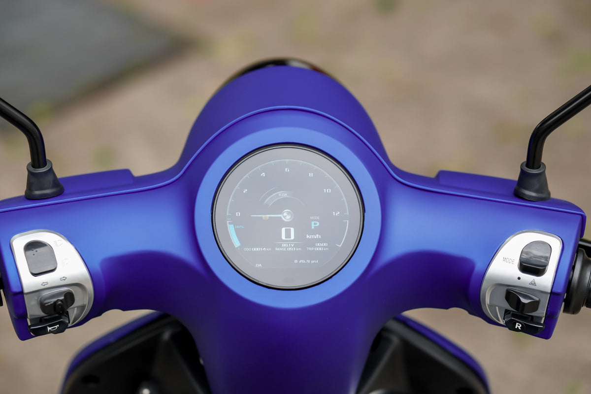 FONZ MY26 Arthur Z Series S.E. electric scooter in Electric Blue – digital display